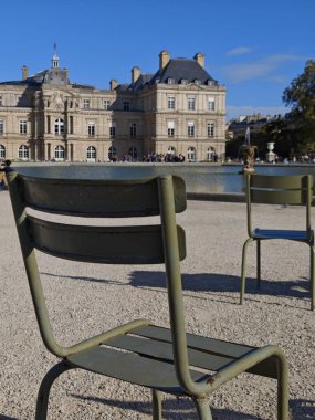 PARIS, Fransa - 15 Ekim 2024: Lüksemburg Bahçeleri 'nin ünlü sandalyeleri en az ünlü Fermob markası olan bahçe mobilyası ve ekipman üreticileri.