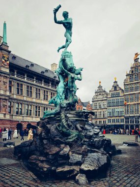 BELGIUM, ANTWERP - 21 Ekim 2024: Grote Markt, Antwerp, Belçika 'daki Ortaçağ Brabo çeşmesi ve eski lonca evleri