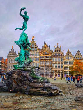 BELGIUM, ANTWERP - 21 Ekim 2024: Grote Markt, Antwerp, Belçika 'daki Ortaçağ Brabo çeşmesi ve eski lonca evleri