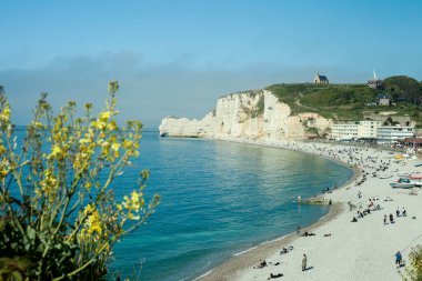 Etretat, FRANCE - 04 Aralık 2024: Etretat, Manş Denizi kıyısında manzaralı uçurumları olan bir şehirdir.