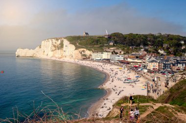 Etretat, FRANCE - 04 Aralık 2024: Etretat, Manş Denizi kıyısında manzaralı uçurumları olan bir şehirdir.
