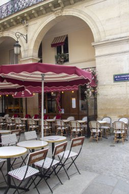 PARIS, FRANCE - 12 Nisan 2025: Paris 'in orta kesimindeki Parisli kafeteryanın boş terası