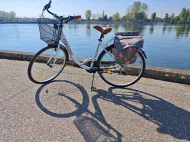 PARIS, FRANCE - 11 Nisan 2025: Güzel bir bagaj rafı olan beyaz kadın bisikleti