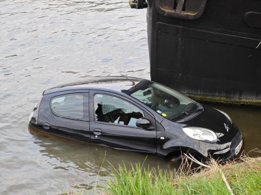 PARIS, FRANCE - 29 Mart 2025: Citroen arabası nehre düştü