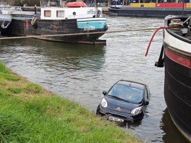 PARIS, FRANCE - 29 Mart 2025: Citroen arabası nehre düştü