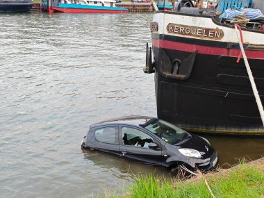 PARIS, FRANCE - 29 Mart 2025: Citroen arabası nehre düştü