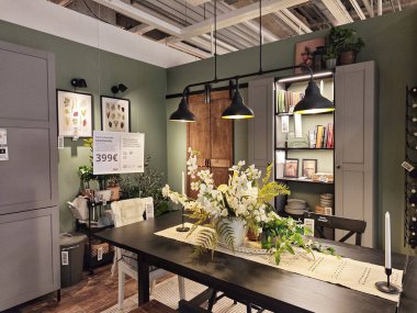 PARIS, FRANCE - 24 Mart 2025: IKEA İç İşleri hazır çözümler. IKEA, modern İskandinav tarzında tasarıma odaklanmıştır.