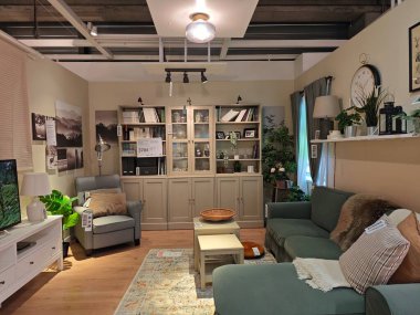 PARIS, FRANCE - 24 Mart 2025: IKEA İç İşleri hazır çözümler. IKEA, modern İskandinav tarzında tasarıma odaklanmıştır.