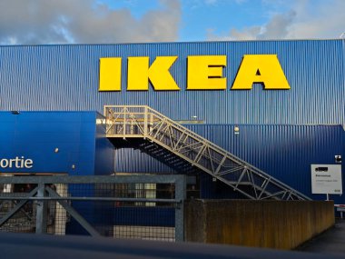 PARIS, FRANCE - 24 Mart 2025: IKEA İç İşleri hazır çözümler. IKEA, modern İskandinav tarzında tasarıma odaklanmıştır.