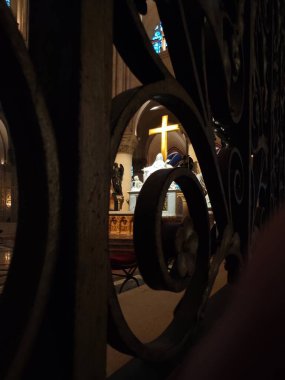 PARIS, FRANCE - 11 Mart 2025: Notre Dame Katedrali 'nde Azizlerin oymaları