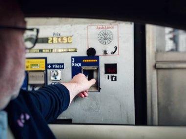 NANTES, FRANCE - 20 Nisan 2025: Fransa 'daki paralı yollar