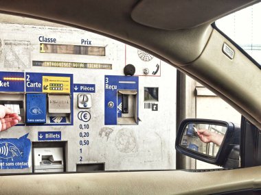 NANTES, FRANCE - 20 Nisan 2025: Fransa 'daki paralı yollar