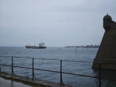 Port Louis, FRANCE - 24 Nisan 2025: Port Louis Kalesi 16. yüzyılda İspanyollar tarafından inşa edilmiş ve 17. yüzyılda Fransızlar tarafından Louis Limanı 'nda değiştirilmiş bir kaledir.