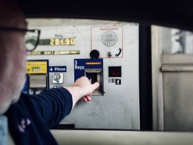 NANTES, FRANCE - 20 Nisan 2025: Fransa 'daki paralı yollar