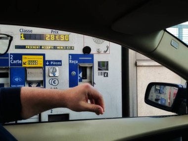 NANTES, FRANCE - 20 Nisan 2025: Fransa 'daki paralı yollar