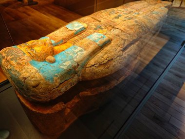 NANTES, FRANCE - 20 Nisan 2025: Khonsumes mumya ambalajı (MÖ 1069 ve MÖ 943 yılları arasında) Dobr Müzesi Nantes 'in ana tarihi müzelerinden biridir..