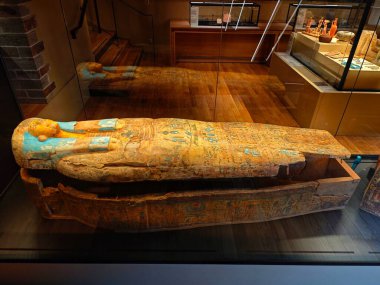 NANTES, FRANCE - 20 Nisan 2025: Khonsumes mumya ambalajı (MÖ 1069 ve MÖ 943 yılları arasında) Dobr Müzesi Nantes 'in ana tarihi müzelerinden biridir..