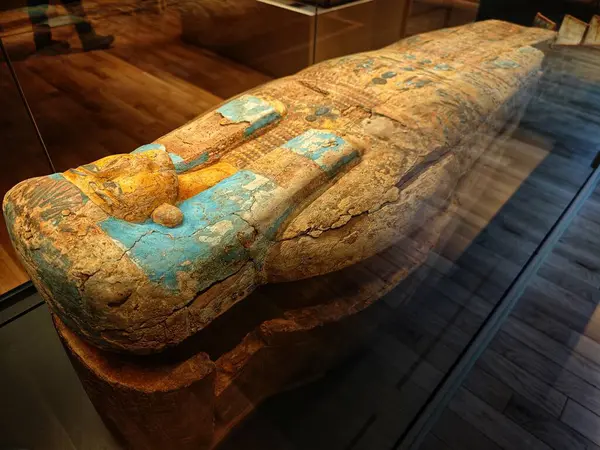 NANTES, FRANCE - 20 Nisan 2025: Khonsumes mumya ambalajı (MÖ 1069 ve MÖ 943 yılları arasında) Dobr Müzesi Nantes 'in ana tarihi müzelerinden biridir..