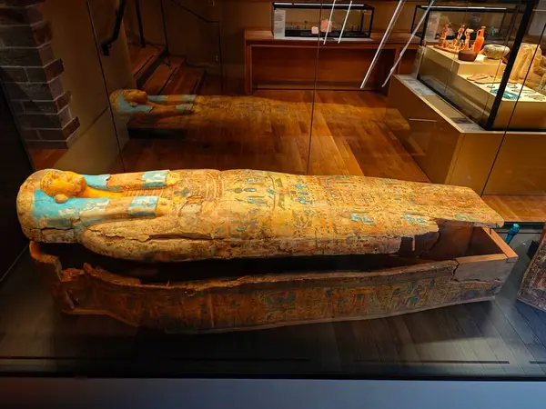 NANTES, FRANCE - 20 Nisan 2025: Khonsumes mumya ambalajı (MÖ 1069 ve MÖ 943 yılları arasında) Dobr Müzesi Nantes 'in ana tarihi müzelerinden biridir..