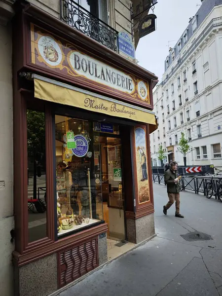 PARIS, FRANCE - 24 Nisan 2025: Paris 'teki eski bir pastanenin cephesi.