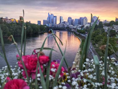 PARIS, FRANCE - 27 Nisan 2025: Levallois Köprüsü 'nden La Defansın gökdelenlerinin görüntüsü
