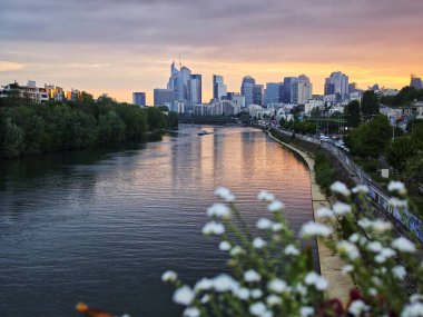 PARIS, FRANCE - 27 Nisan 2025: Levallois Köprüsü 'nden La Defansın gökdelenlerinin görüntüsü
