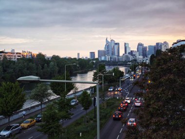 PARIS, FRANCE - 27 Nisan 2025: Levallois Köprüsü 'nden La Defansın gökdelenlerinin görüntüsü