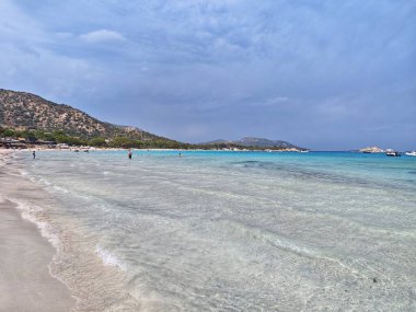 BONIFACCIO, CORSICA - 03 Temmuz 2025: Korsika 'nın mükemmel deniz manzarası: şeffaf turkuaz su, mavi gökyüzü ve tam sükunet