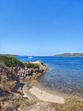 BONIFACIO, CORSICA - 30 Haziran 2025: Mavi su ve mavi gökyüzü, beyaz kum ve birkaç kayalık sahil