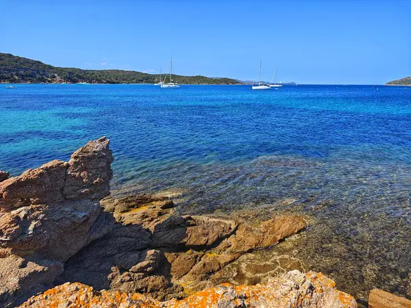 BONIFACCIO, CORSICA - 3 Temmuz 2025: Filtresiz Korsika: Turkuaz deniz ve gökyüzü rüya manzarasında birleşir. İnsan yok, gürültü yok, sadece sessizlik..