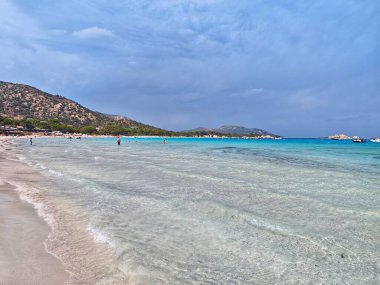 BONIFACIO, CORSICA - 26 Haziran 2025 Fransa 'nın en iyi sahillerindeki berrak turkuaz su. kristal berrak, su.