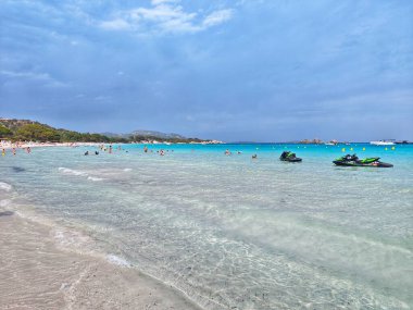 BONIFACCIO, CORSICA - 03 Temmuz 2025: Korsika 'nın mükemmel deniz manzarası: şeffaf turkuaz su, mavi gökyüzü ve tam sükunet