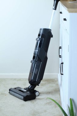 PARIS, FRANCE - 29 Temmuz 2025: Rowenta X-Clean 4 kablosuz elektrik süpürgesi. Zaman kazanmak için temizlik ve paspas aynı anda yapılır.