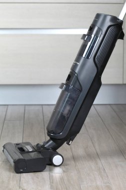 PARIS, FRANCE - 29 Temmuz 2025: Rowenta X-Clean 4 kablosuz elektrik süpürgesi. Zaman kazanmak için temizlik ve paspas aynı anda yapılır.