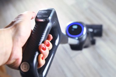 PARIS, FRANCE - 01 Ağustos 2025: Rowenta X-Clean 4 kablosuz elektrik süpürgesi. Zaman kazanmak için temizlik ve paspas aynı anda yapılır.