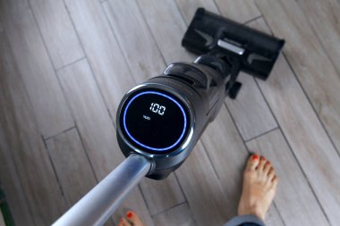 PARIS, FRANCE - 01 Ağustos 2025: Rowenta X-Clean 4 kablosuz elektrik süpürgesi. Zaman kazanmak için temizlik ve paspas aynı anda yapılır.