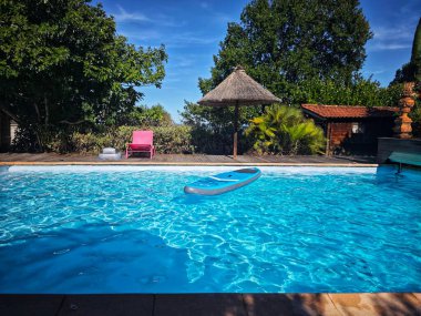 PARIS, FRANCE - 12 Ağustos 2025: suda SAP olan özel bir evde güzel bir yüzme havuzu