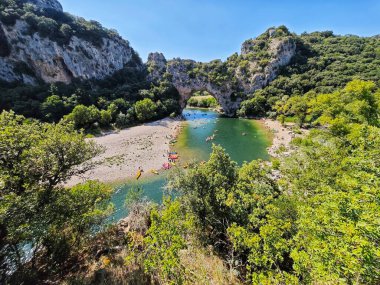 Vallon Pont d 'Arc, FRANCE - 09 Ağustos 2025: Fransa' nın güneyindeki Ardeche 'nin Pont d' Arc Gorge 'u kano ve kano kullanmak için