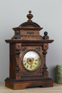 PARIS, FRANCE - 22 Ağustos 2025: 19. yüzyıldan kalma antika saatler. Antikalar ve Koleksiyonlar.