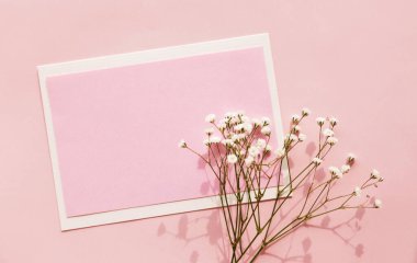 Pembe arka planda çigila olan pembe bir kart. Kadınlar günü, tebrik kartı, anneler günü, sevgililer günü, doğum günü, fotokopi alanı.