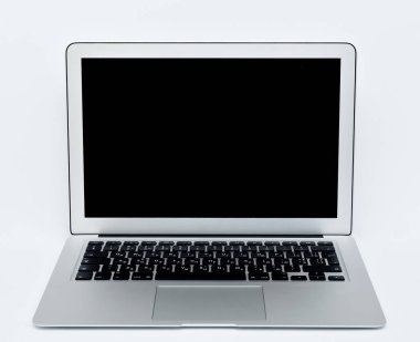 Siyah ekran ve İngilizce klavyeli modern dizüstü bilgisayarın beyaz arka planda izole edilmiş ön görüntüsü. Yüksek kalite..