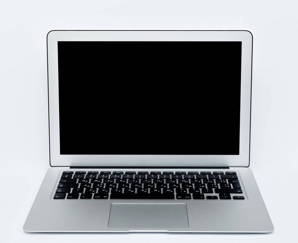Вид спереди современного ноутбука с черным экраном и английской клавиатурой, выделенной на белом фоне. Высокое качество.
