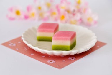 Japon kızların festivali. Pembe, beyaz ve yeşil mochi elması. Japonya Bebek Festivali. Matsuri Festivali. Uzayı kopyala Kartpostal.