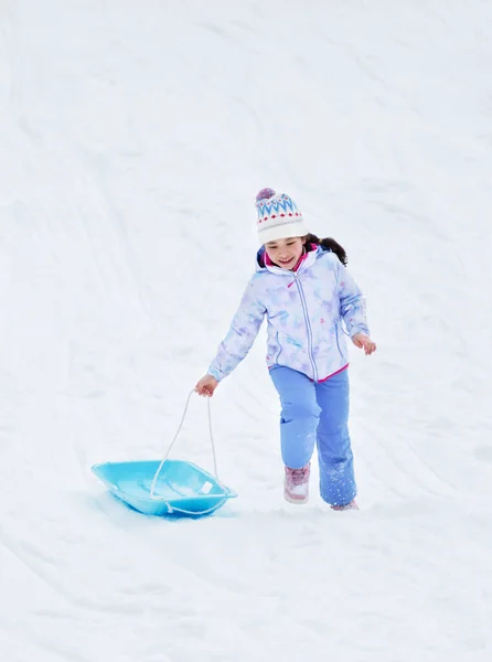 Сніг Взимку Щаслива Дівчинка Біля Мотузки Тримає Санки Біжить Схилу — стокове фото