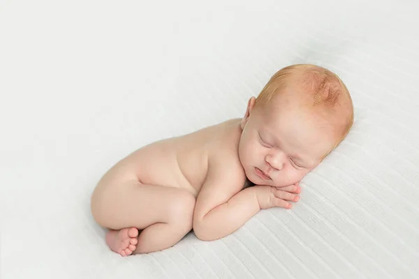 นอนเด กทารกแรกเก โพสบนผ าขาว กแรกเก ดในว นแรกของช นอนบนพ นหล ขาว — ภาพถ่ายสต็อก