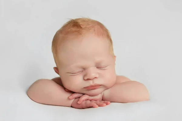 Neugeborenes Liegt Auf Den Griffen Neugeborenes Baby Schläft Auf Weißer — Stockfoto