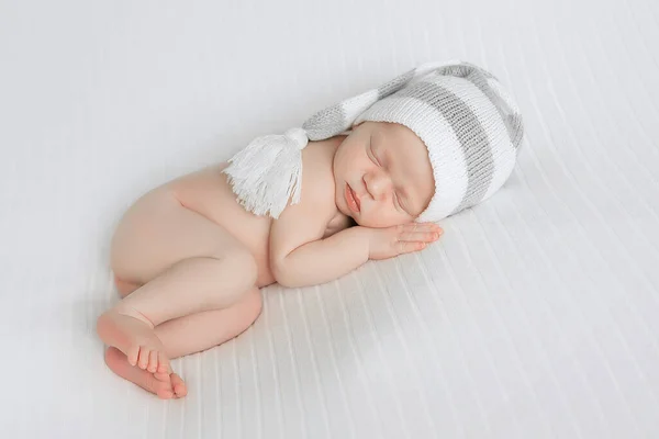 Νεογνό Αγόρι Πλεκτό Καπέλο Κοιμάται Λευκό Ύφασμα Νεογνό Αγόρι Κοιμάται — Φωτογραφία Αρχείου