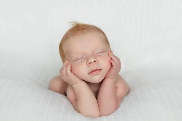 Schlafendes Neugeborenes Den Ersten Lebenstagen Auf Weißem Hintergrund Das Kind — Stockfoto