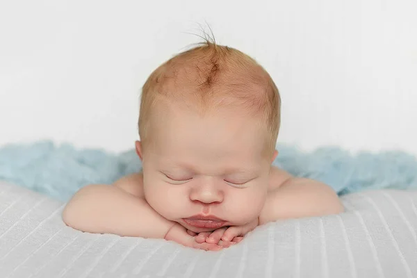 กแรกเก ดในว นแรกของช นอนบนพ นหล ขาว ทารกแรกเก ดหล บอย ในอ — ภาพถ่ายสต็อก