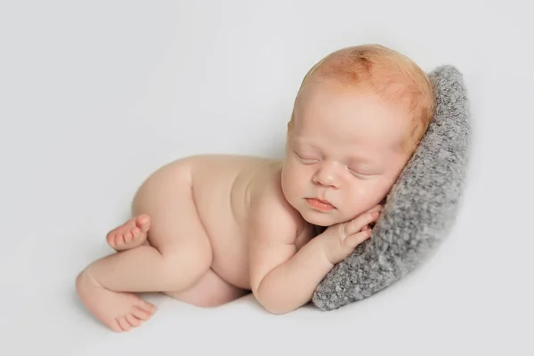 ทารกแรกเก ดนอนอย างท กนอนหล บอย างหวานบนผ ขาว ยงเด กผมแดง ดภาพซะ — ภาพถ่ายสต็อก